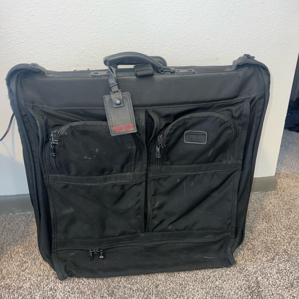 TUMI Alpha Wheeled Rolling Garment Bag Luggage Black 22032dh 22”